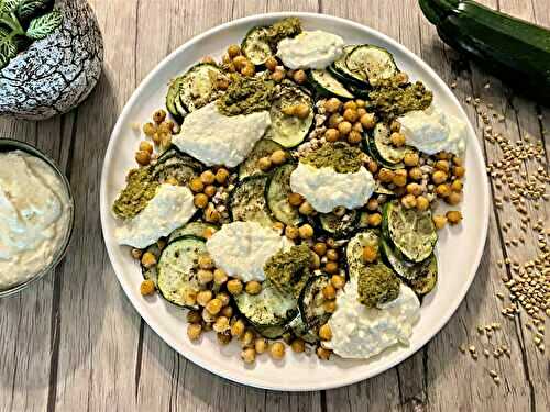 Sarrasin aux courgettes, pois chiches, crème de feta et pesto