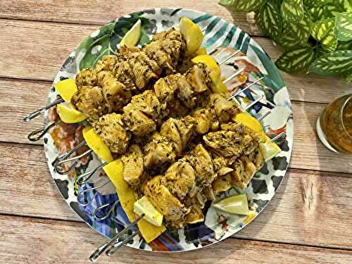 Brochettes de poulet mariné au citron, ail, épices