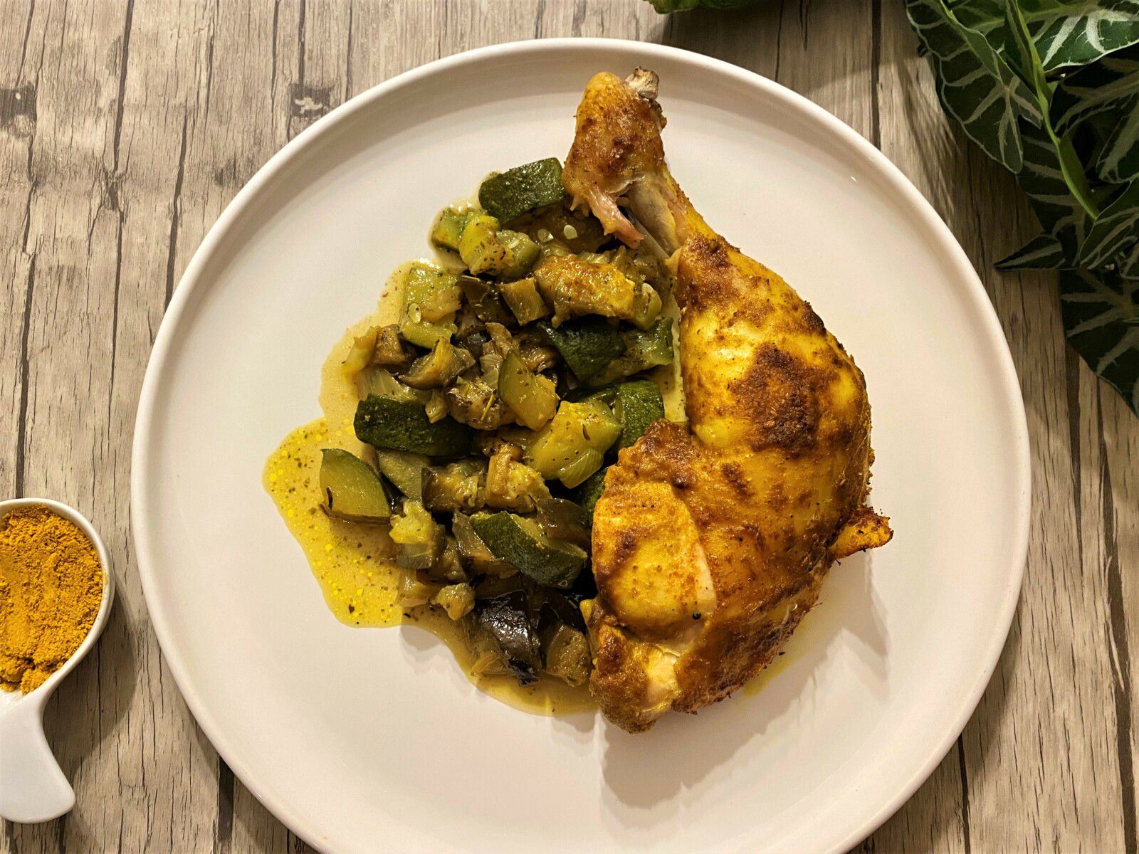 Cuisses de poulet, courgettes et aubergines rôtis au curry