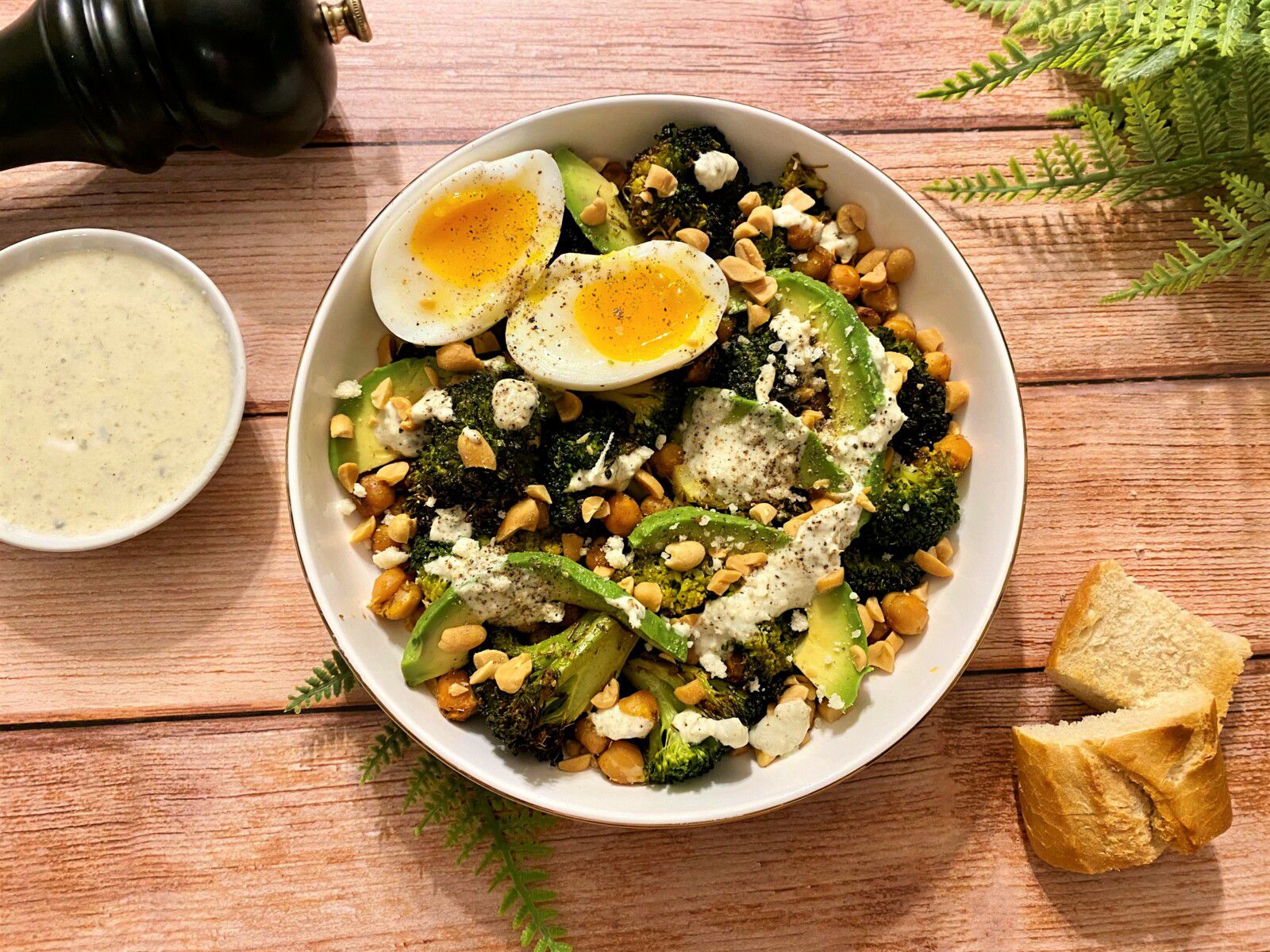 Salade de brocoli et pois chiches croustillants façon Caesar