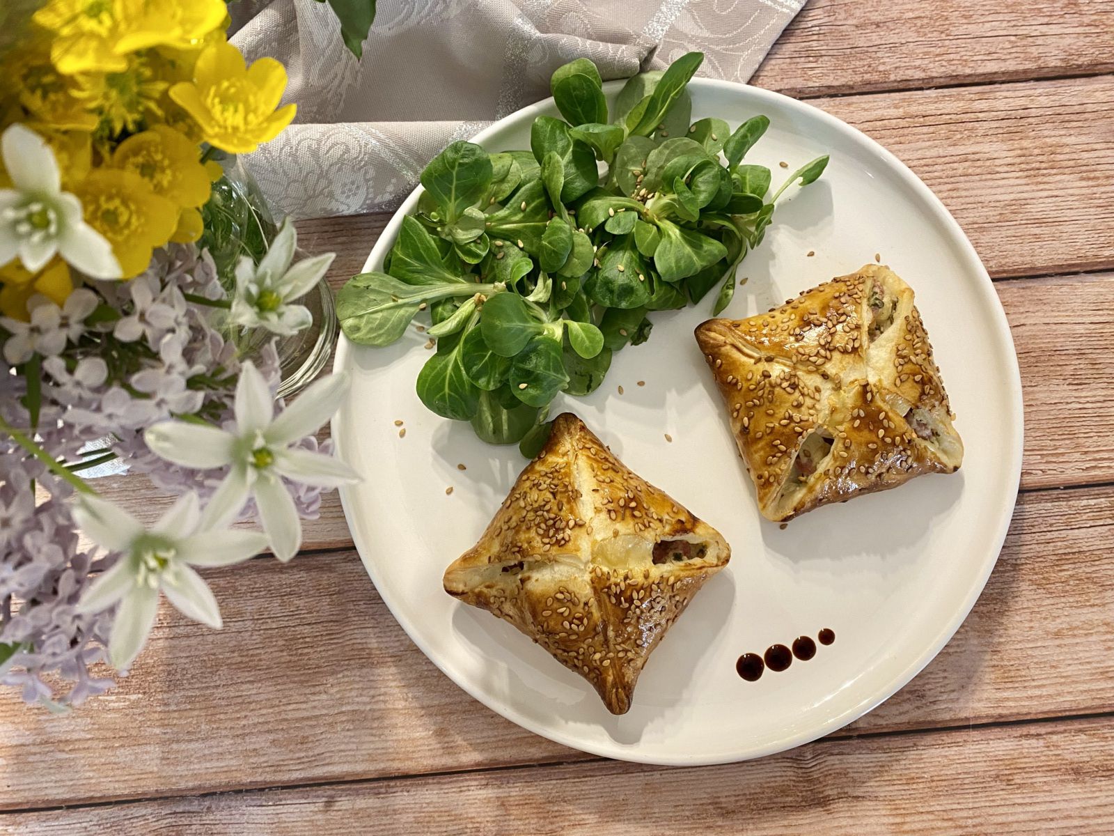 Panier feuilleté au bacon, oignon et chèvre