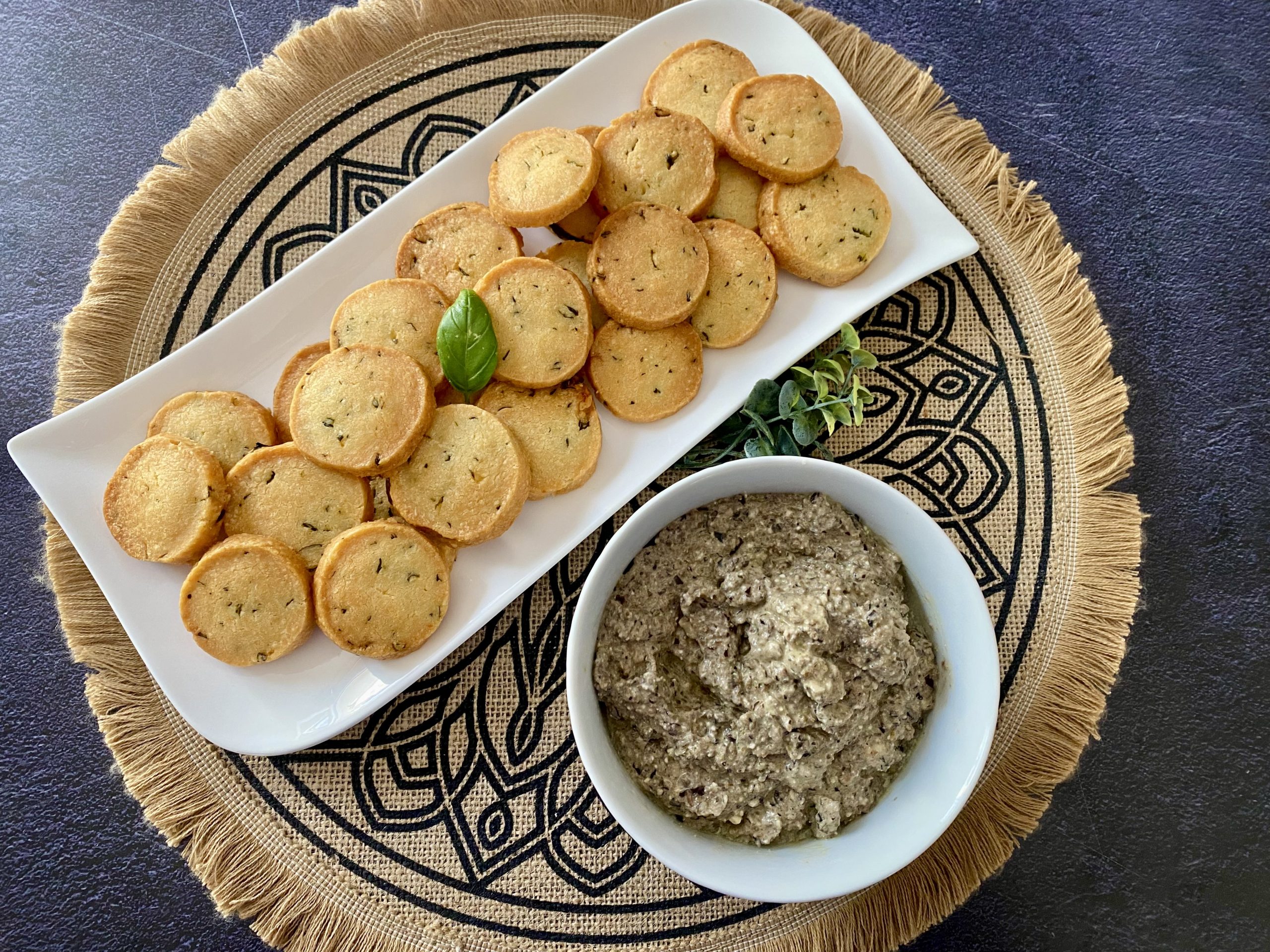 Sablés au parmesan et crème d’olives