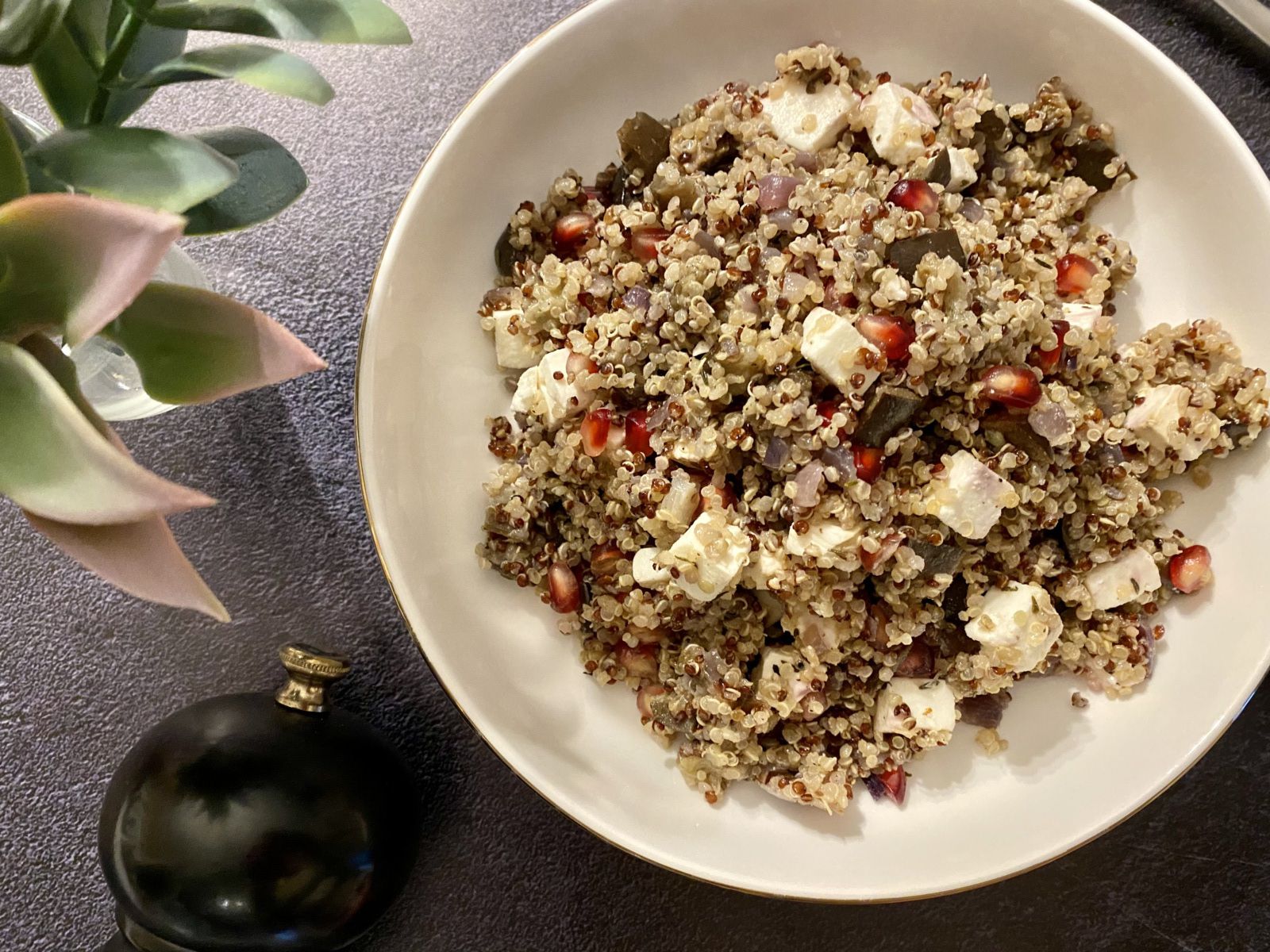 Salade de quinoa aux aubergines et à la feta