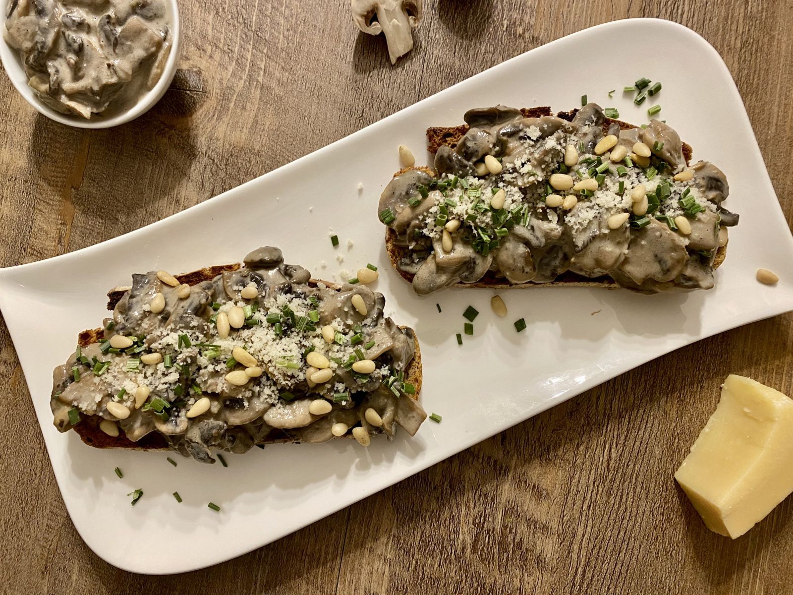 Bruschetta aux champignons, parmesan et pignons de pin