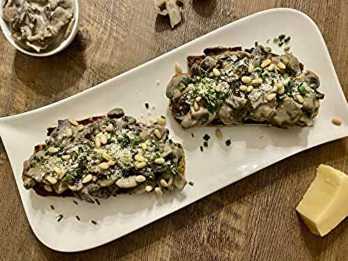 Bruschetta aux champignons, parmesan et pignons de pin
