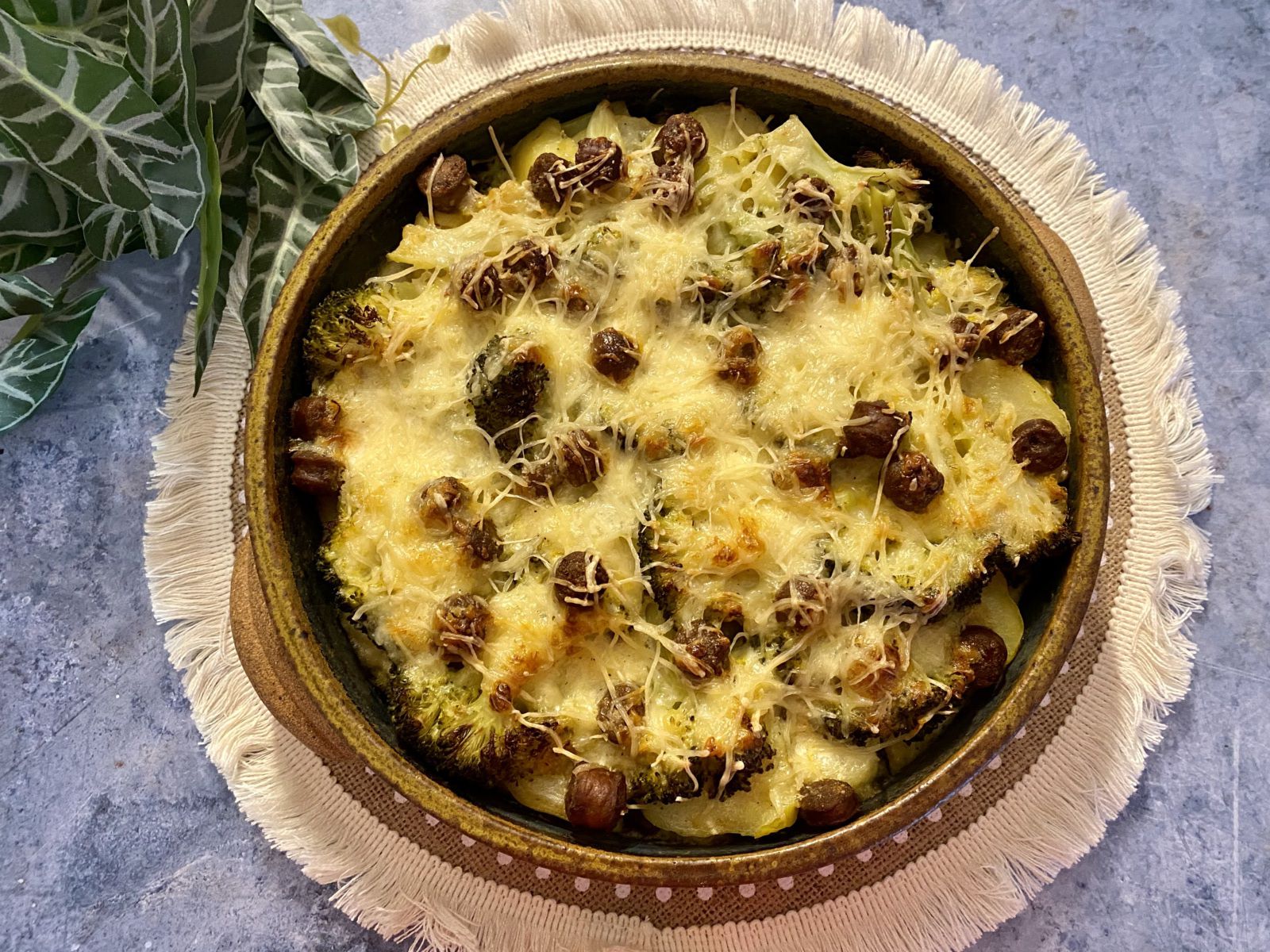 Gratin de pommes de terre, brocoli et merguez