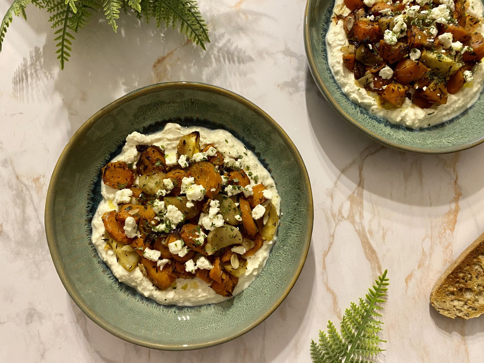 Légumes rôtis au sirop d’érable, crème à la feta et citron