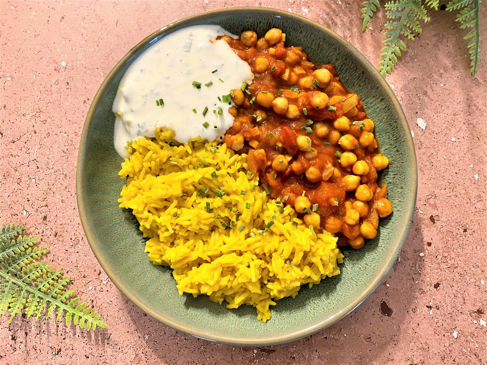 Riz au curry, pois chiches aux épices et sauce au yaourt