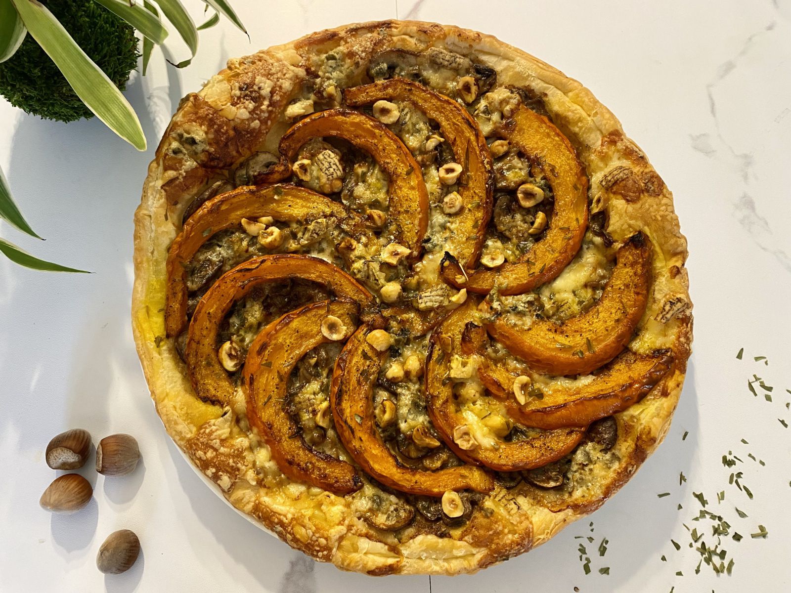 Tarte fine aux champignons, potimarron et roquefort