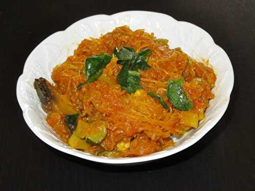 Chair de courge spaghetti poêlée aux légumes et à la tomate