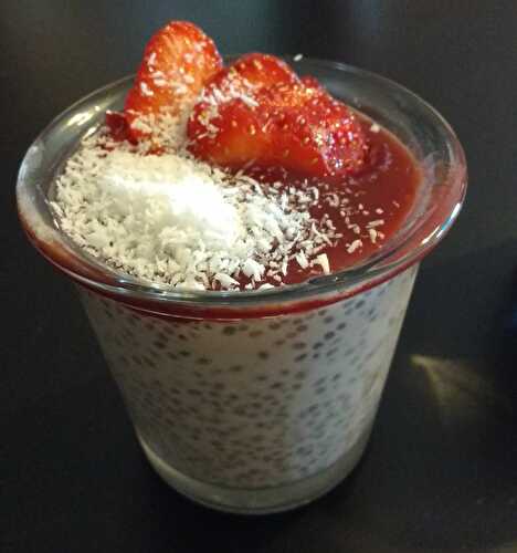 Dessert au Lait de Coco, Graines de Chia et Fraises