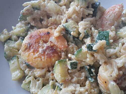 Courgettes et crevettes se partagent un peu de riz au curry