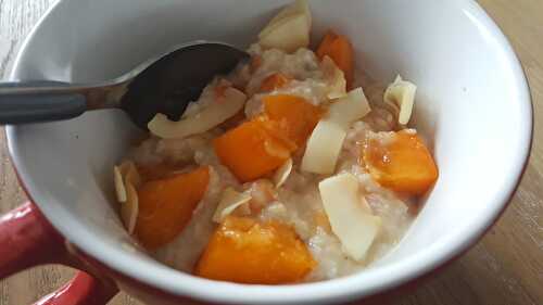 De l'abricot et de la coco dans un porridge chaud