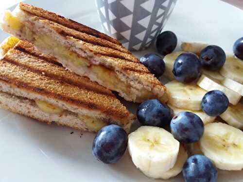 De la banane et du chocolat dans un croque du matin