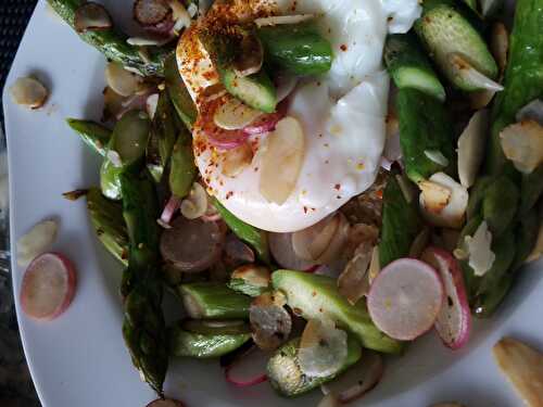 Ode au printemps avec quinoa, asperges vertes, radis, amande et oeuf poché