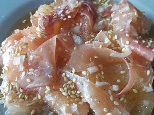 Un pamplemousse pour accompagner le jambon cru en salade