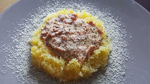 Une assiette de spaghetti naturels et sans gluten et sa sauce à la moutarde