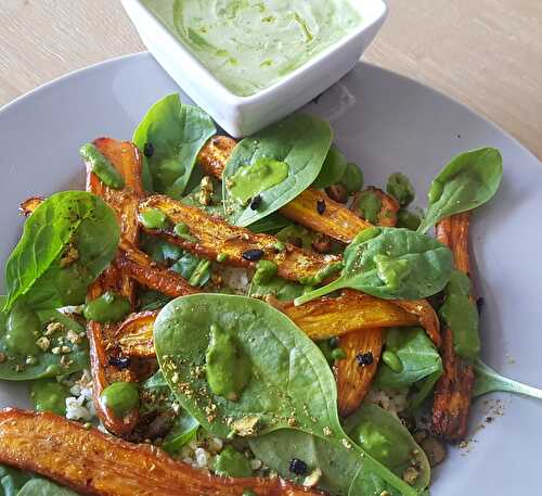 Une belle assiette végétarienne avec des carottes rôties au four