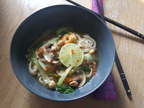 Une soupe chinoise complète aux crevettes et maison