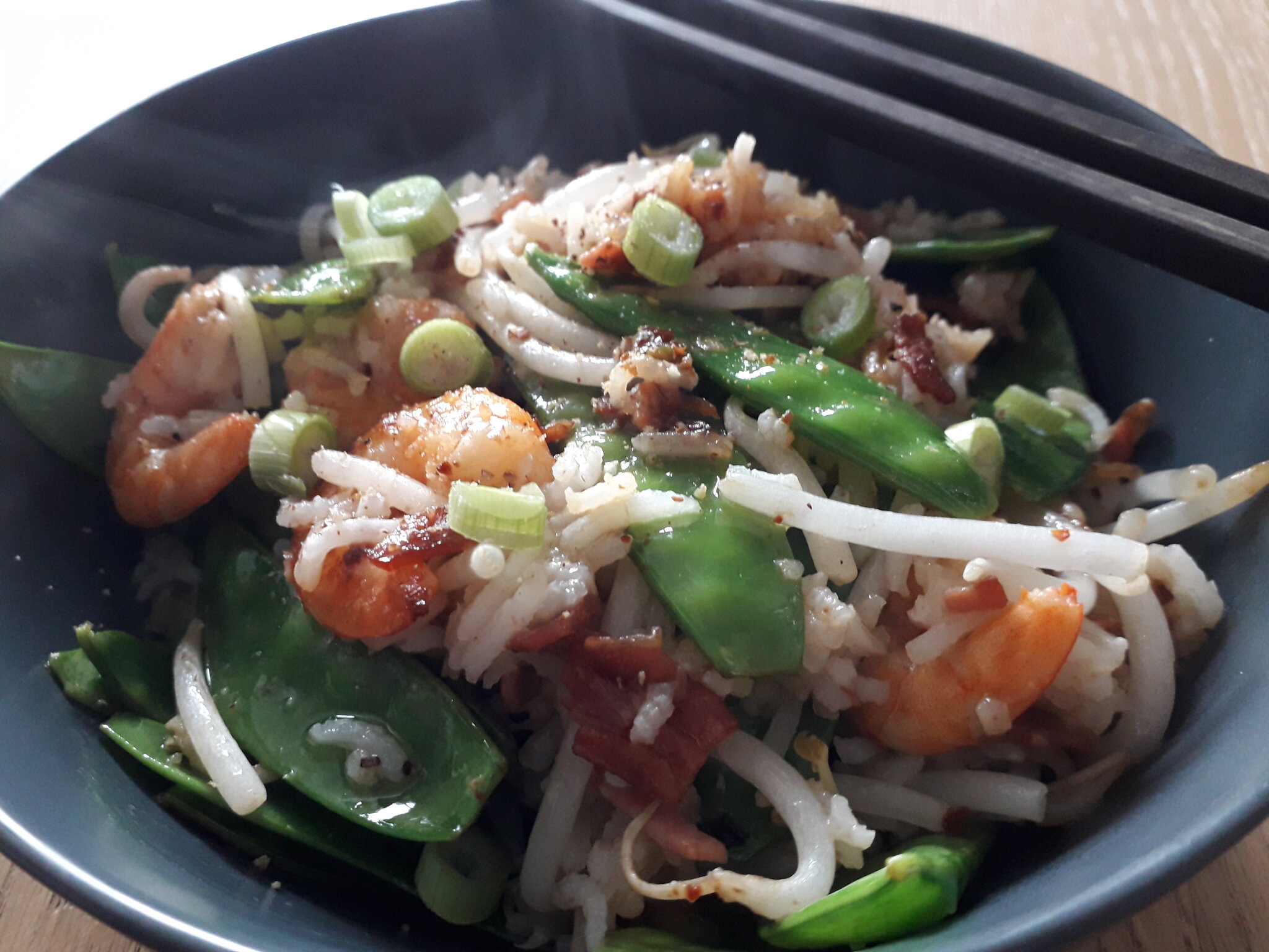 Accord terre-mer dans un wok asiatique 