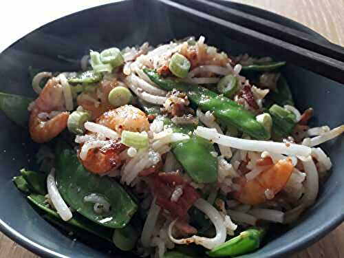 Accord terre-mer dans un wok asiatique 