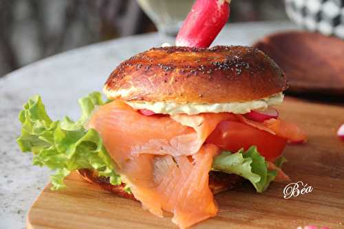 Bagel à l'avocat et truite fumée