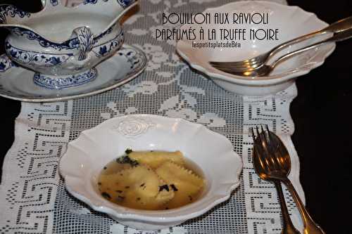 Bouillon aux ravioli parfumés à la truffe noire