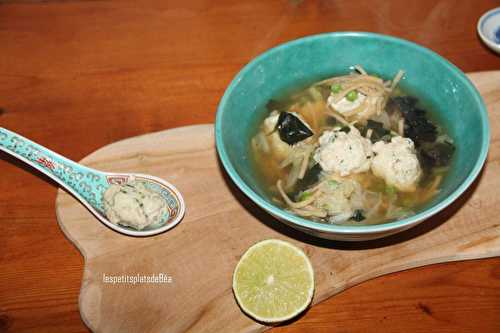 Bouillon thaï aux boulettes de poulet