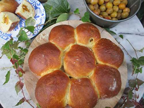 Brioches fourrées aux mirabelles compotées