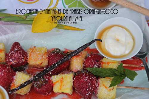 Brochette d'ananas et de fraises orange coco et yaourt au miel