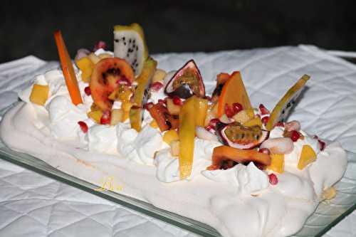 Bûche pavlova aux fruits exotiques