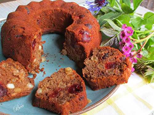 Cake au thé aux fruits rouges, raisins secs, amandes et cerises confites.