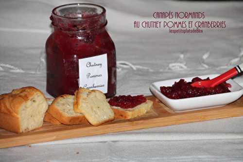 Canapés normands au chutney de pommes et de cranberries.