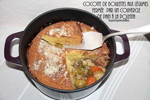 Cocotte aux boulettes et légumes fermée par un couvercle de pain à la polenta