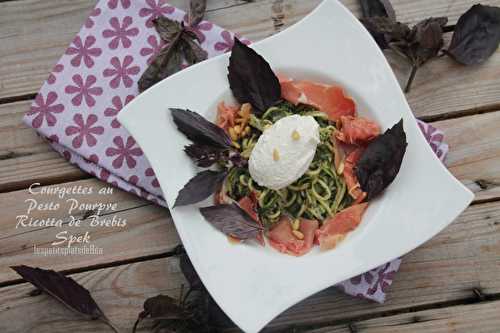 Courgettes au pesto pourpre, ricotta de brebis et speck