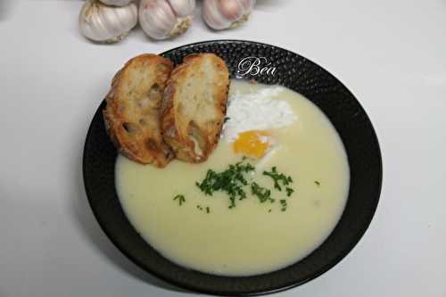 Crème d'ail et oeuf poché