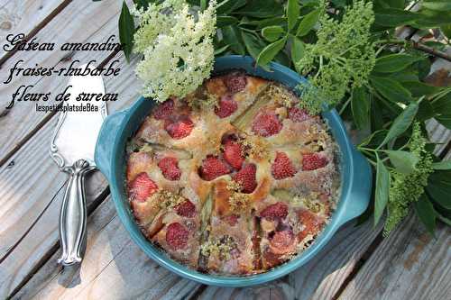 Gateau amandine fraises, rhubarbe et fleurs de sureau