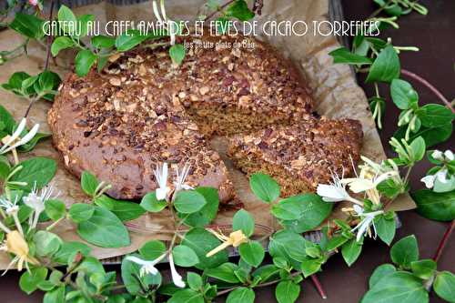 Gateau au café, amandes et fèves de cacao torréfiées