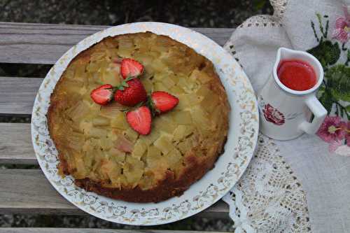 Gateau renversé à la rhubarbe et coulis de fraises - Les petits plats de Béa