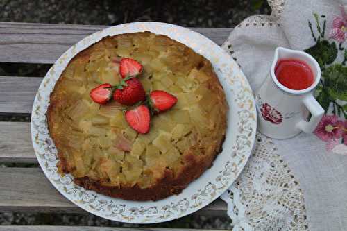 Gateau renversé à la rhubarbe et coulis de fraises