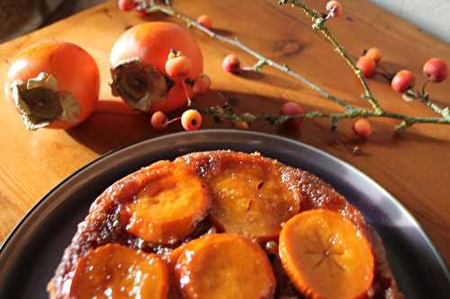 Gâteau renversé aux kakis et à la cardamome