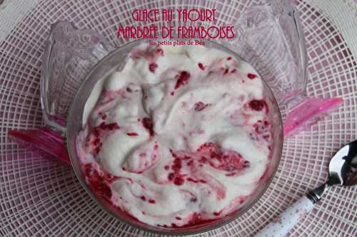 Glace au yaourt marbrée de framboises - Les petits plats de Béa