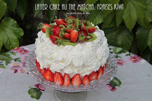 Layer cake au thé matcha, fraises, kiwi