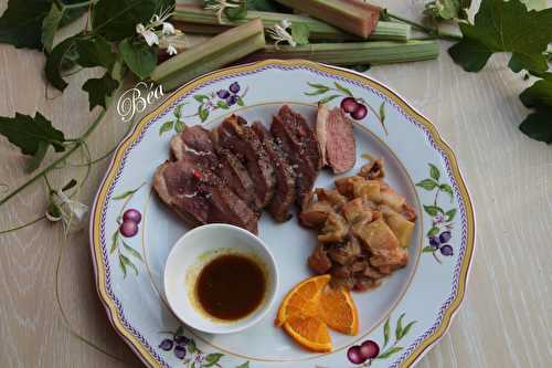 Magret de canard à la rhubarbe au gingembre et sauce à l'orange