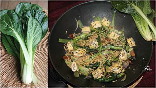 Nouilles sautées au choi sum, shiikates et omelette au sésame