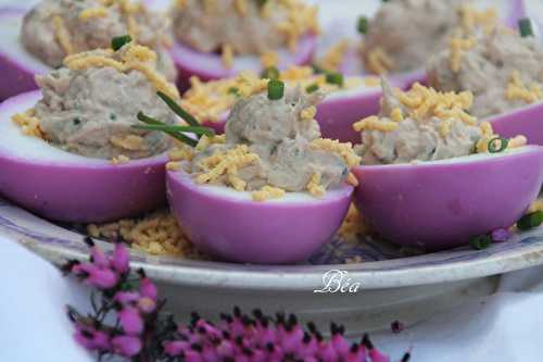 Oeufs  en pickles de chou rouge, farcis au thon