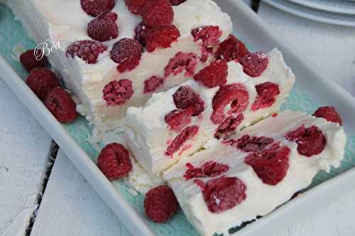 Parfait glacé au citron et aux framboises