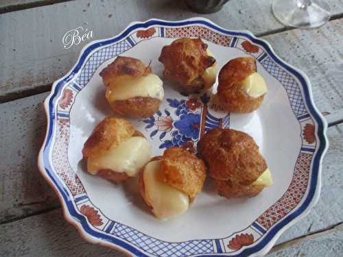 Petits choux au chutney de rhubarbe et fromage de Chimay Trappiste