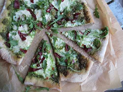 Pizza au pesto de roquette et viande des grisons