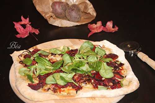 Pizza aux betteraves rouges rôties et gorgonzola